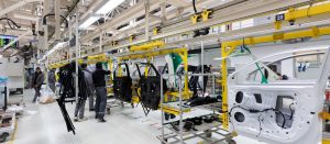 Linha de produção industrial com máquinas e equipamentos modernos