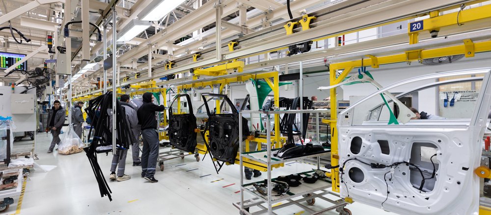 Linha de produção industrial com máquinas e equipamentos modernos